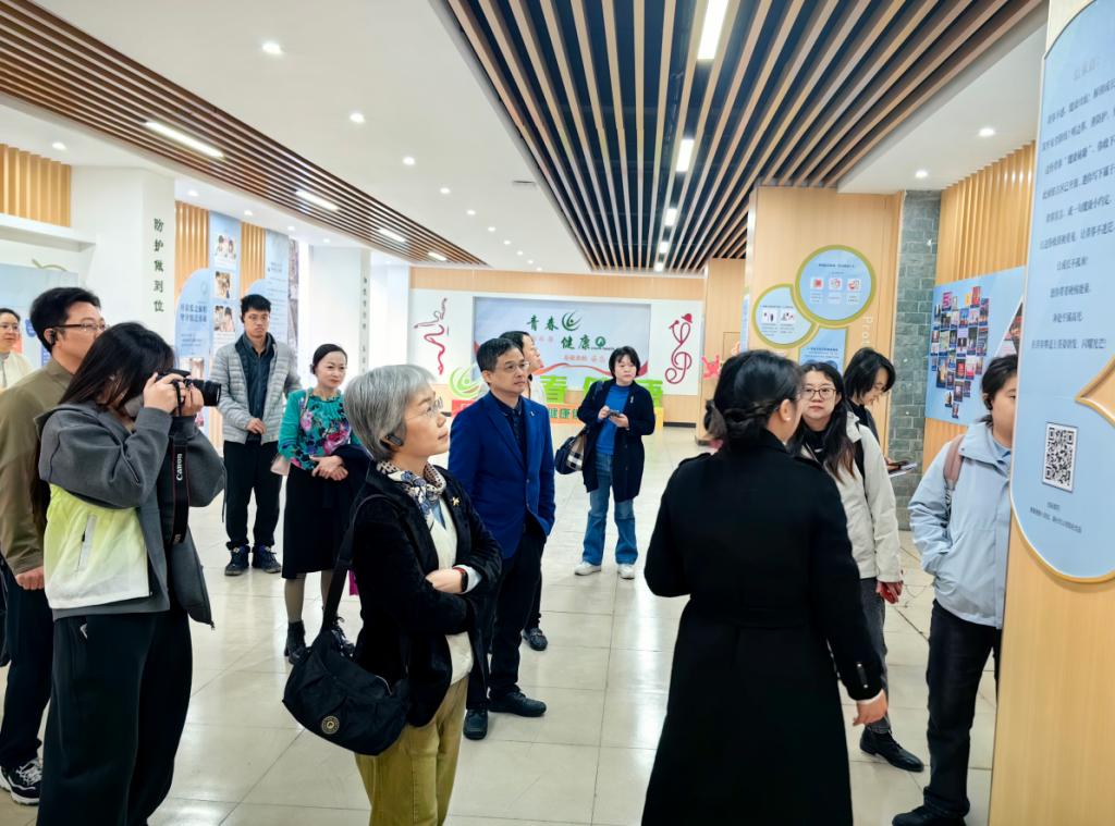 图：调研参观中2